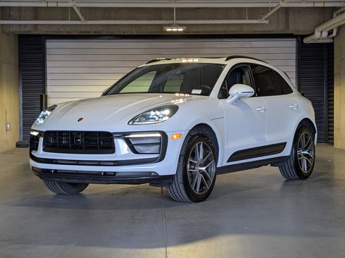 Certified 2025 Porsche Macan image 1