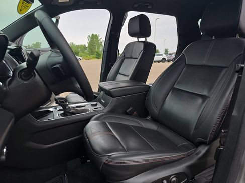 Used 2023 Chevrolet Traverse RS AWD/4WD image 16
