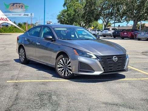 Used 2025 Nissan Altima 2.5 SV FWD image 1
