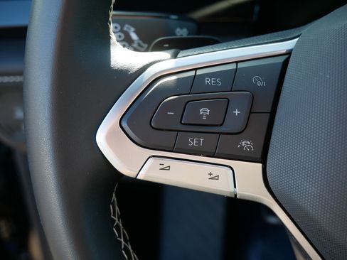 Certified 2025 Volkswagen Atlas Cross Sport SE w/ Black Wheel Package image 27