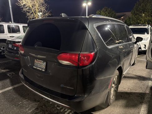 Certified 2018 Chrysler Pacifica Touring-L image 4