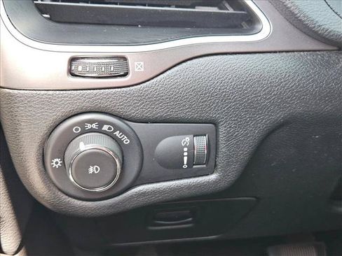 Used 2019 Jeep Cherokee Latitude w/ Popular Appearance Group FWD image 14