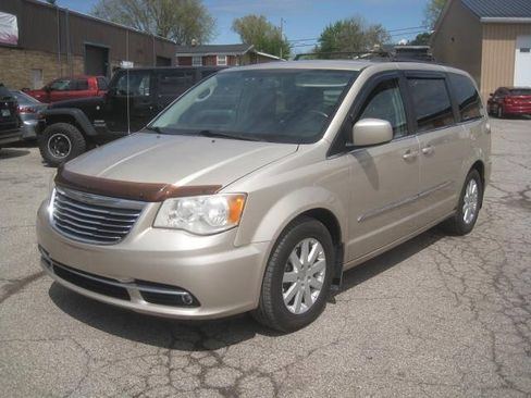 Used 2014 Chrysler Town & Country Touring FWD image 1