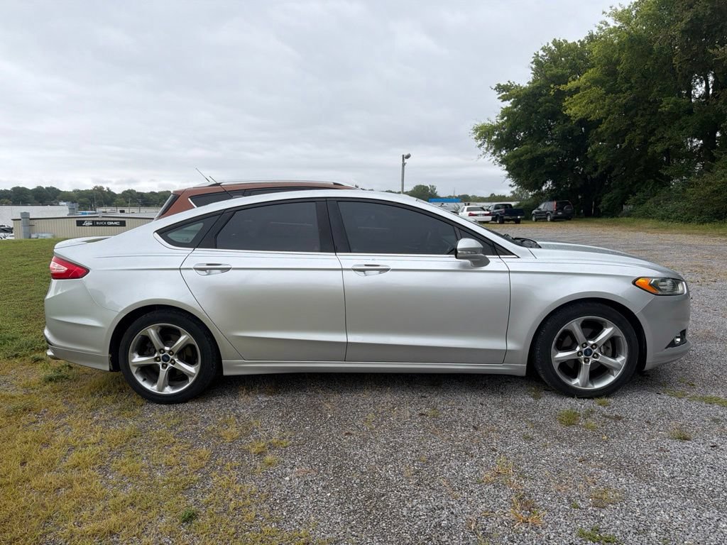 Used 2015 Ford Fusion SE FWD image 2