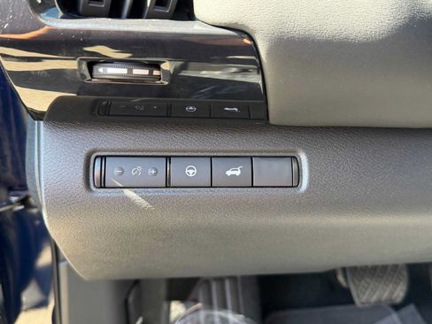 Used 2025 Nissan Pathfinder SV FWD image 14