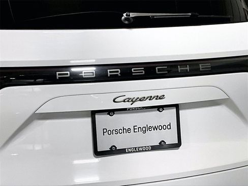 Certified 2023 Porsche Cayenne Platinum Edition image 8