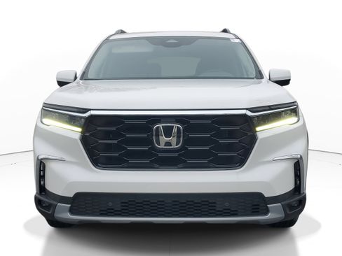 New 2025 Honda Pilot Touring image 2
