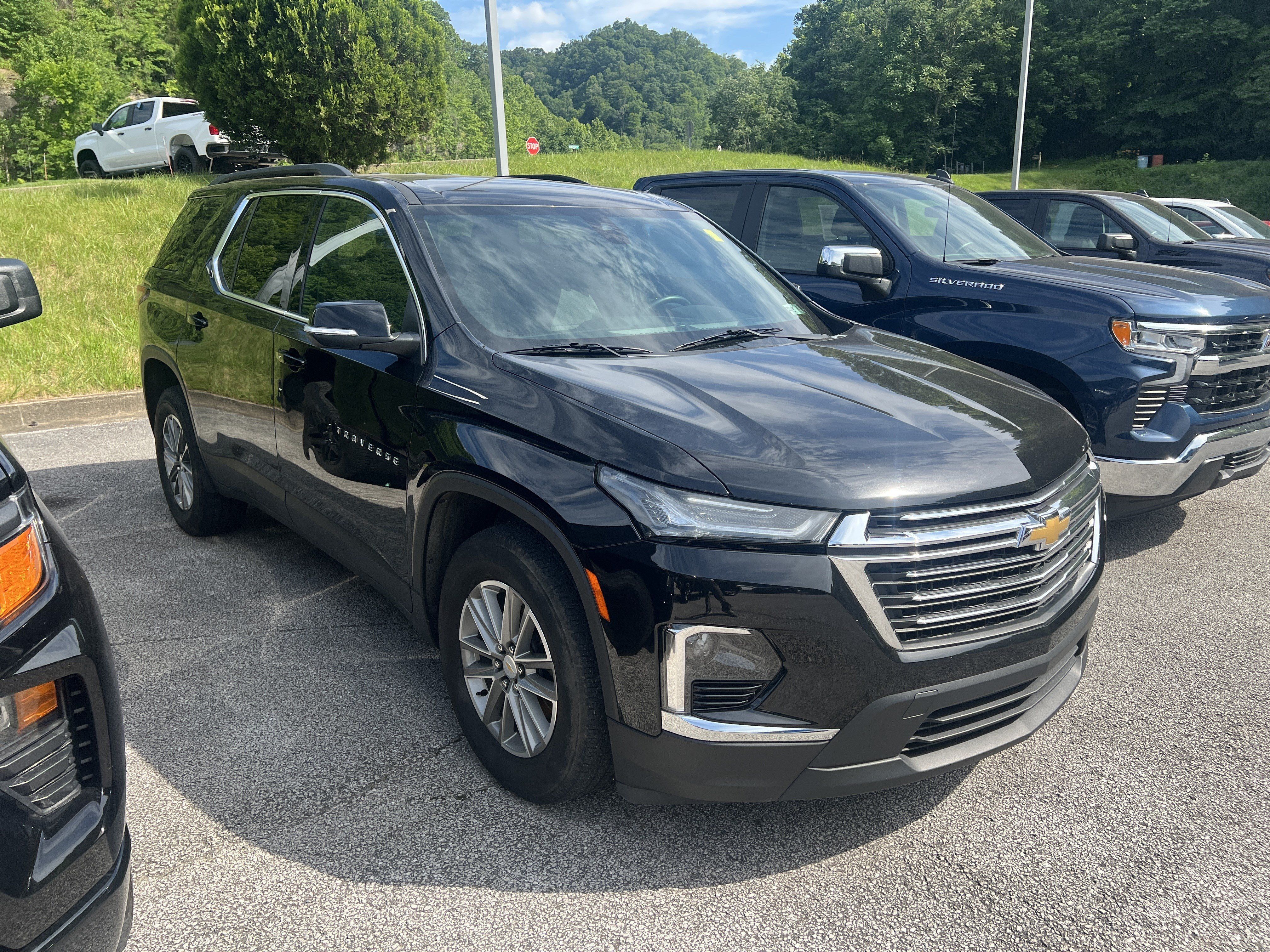 Used 2023 Chevrolet Traverse LT AWD/4WD image 3