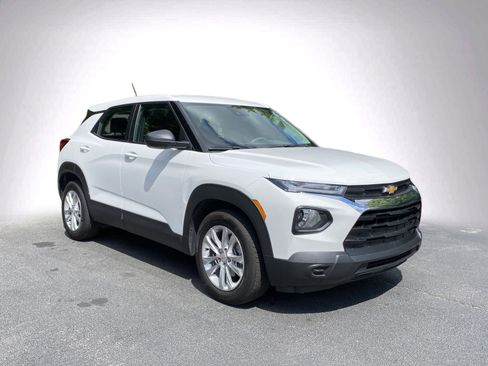 Used 2023 Chevrolet TrailBlazer LS FWD image 2