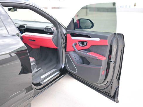 Used 2021 Lamborghini Urus image 18