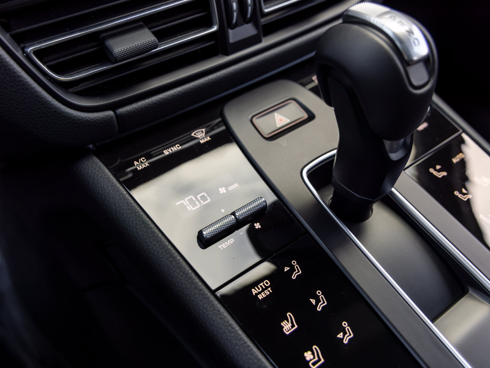 Certified 2025 Porsche Macan Turbo AWD/4WD image 44