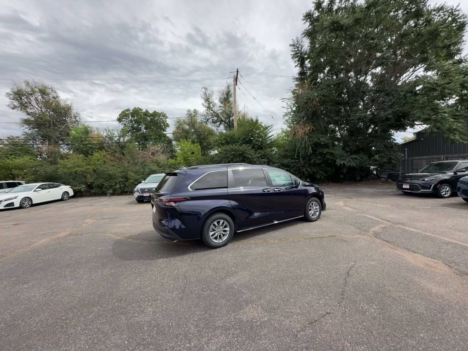 Used 2025 Toyota Sienna XLE FWD image 13