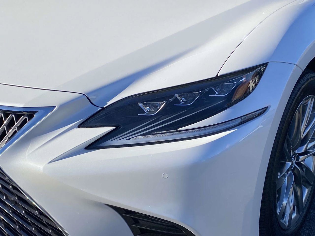 Used 2018 Lexus LS 500 w/ Accessory Package (Z2) RWD image 4