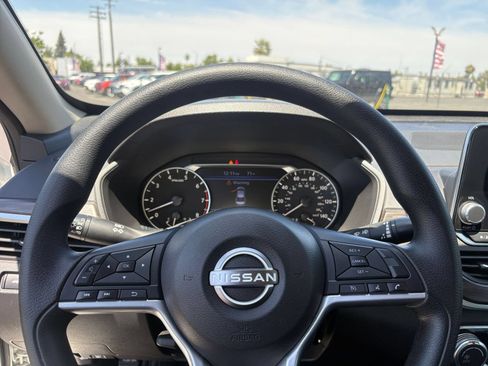 Used 2025 Nissan Altima 2.5 SV FWD image 28