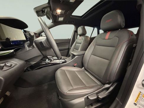 Used 2024 Chevrolet Trax RS w/ Sunroof Package FWD image 28