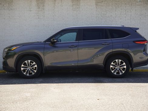 Used 2023 Toyota Highlander XLE AWD/4WD image 4