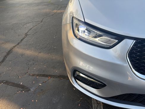 Used 2024 Chrysler Pacifica Touring-L image 10