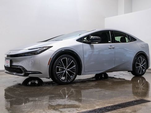 Certified 2025 Toyota Prius XLE FWD image 3