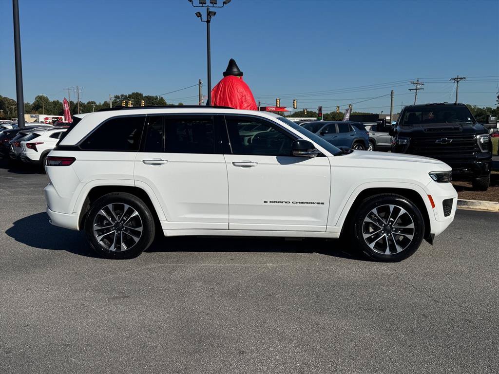 Used 2023 Jeep Grand Cherokee Overland AWD/4WD image 2