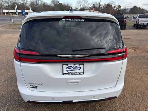 Used 2024 Chrysler Pacifica Touring-L image 4