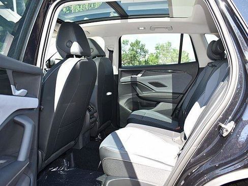 New 2025 Volkswagen Tiguan SE image 8