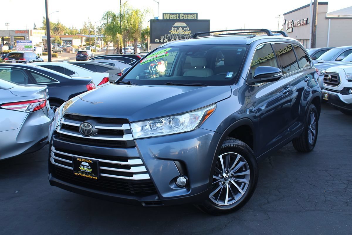 Used 2018 Toyota Highlander XLE w/ Carpet Mat Package (TMS) FWD image 2