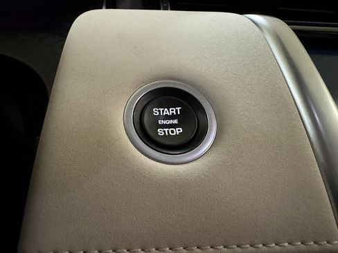 Used 2022 Land Rover Discovery Sport SE image 12