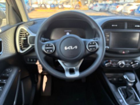 Used 2025 Kia Soul LX w/ LX Technology Package FWD image 21