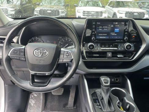 Used 2021 Toyota Highlander XLE AWD/4WD image 2