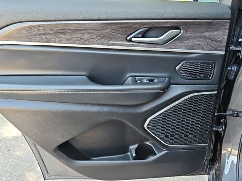 Used 2022 Jeep Grand Cherokee L Limited RWD image 31
