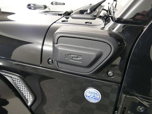 Used 2021 Jeep Wrangler Unlimited Sahara w/ Cold Weather Group AWD/4WD image 33