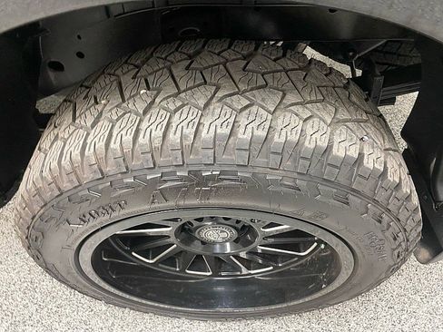 Used 2017 Nissan Titan SV image 17