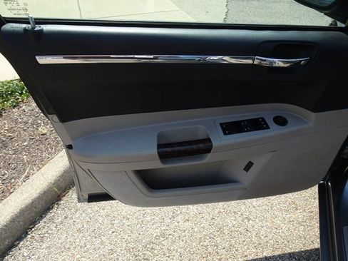 Used 2007 Chrysler 300 C RWD image 12