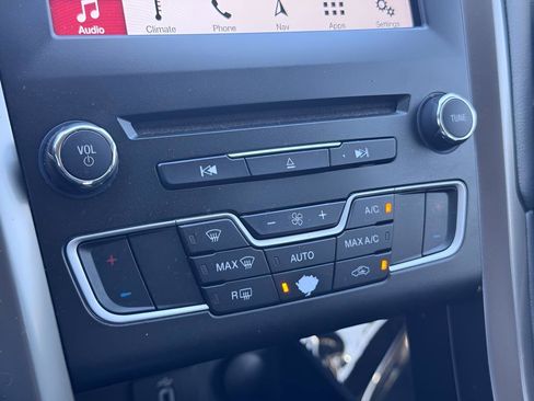 Used 2017 Ford Fusion SE w/ Fusion SE Technology Package FWD image 11
