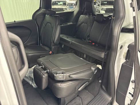 New 2026 Chrysler Pacifica Select image 11