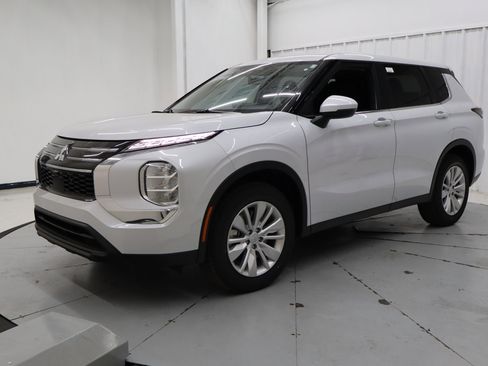 New 2026 Mitsubishi Outlander ES image 6