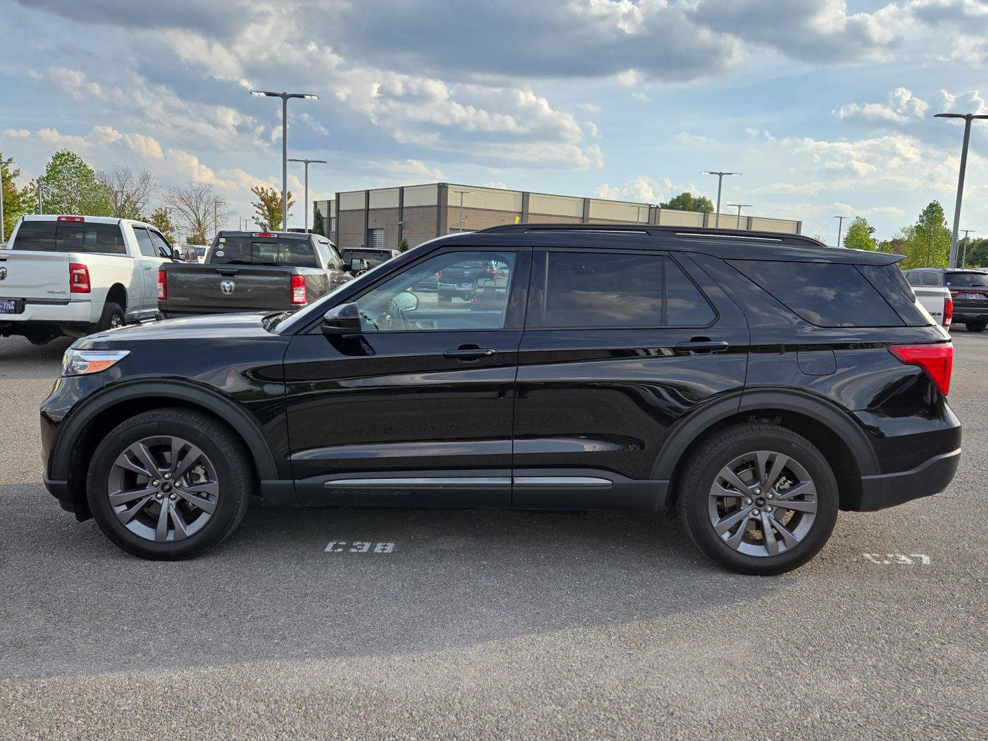 Used 2023 Ford Explorer XLT w/ Equipment Group 202A AWD/4WD image 4
