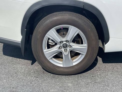 Used 2025 Toyota Highlander LE FWD image 9