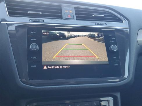 Used 2021 Volkswagen Tiguan SE image 20