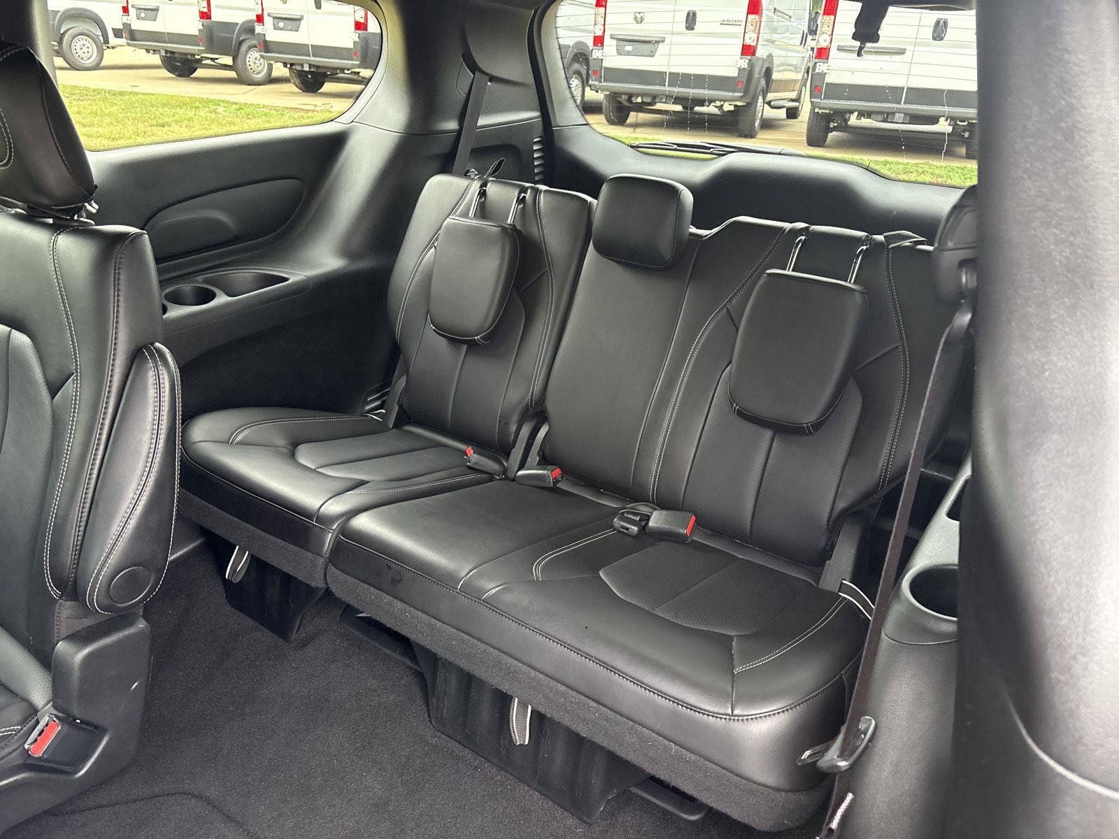 Used 2026 Chrysler Pacifica Select FWD image 11