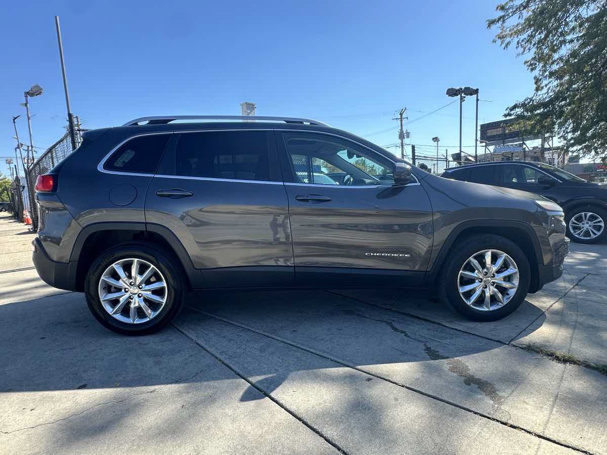 Used 2017 Jeep Cherokee Limited AWD/4WD image 4