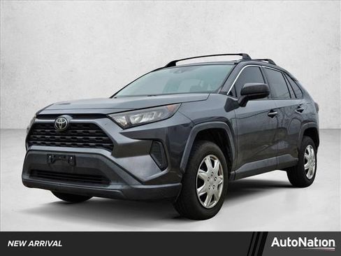 Used 2019 Toyota RAV4 LE image 1