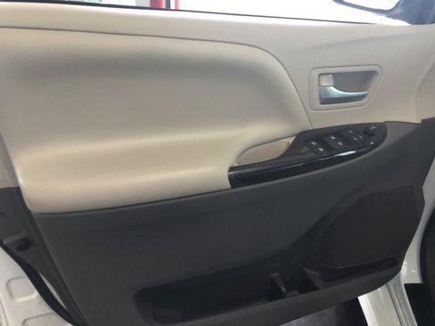 Used 2019 Toyota Sienna XLE image 14