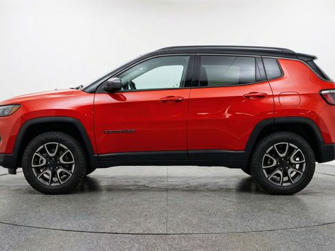 Used 2025 Jeep Compass Trailhawk image 5
