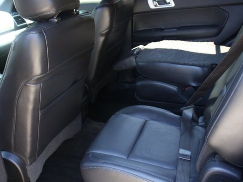 Used 2015 Ford Explorer XLT w/ Equipment Group 202B AWD/4WD image 17