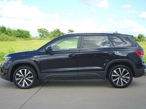 Used 2024 Volkswagen Taos SE FWD image 3
