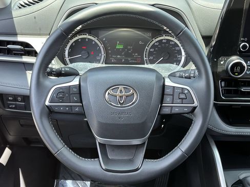 Used 2025 Toyota Highlander XLE AWD/4WD image 11