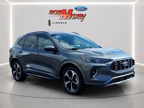 Used 2023 Ford Escape ST-Line Elite w/ Premium Technology Package AWD/4WD image 3