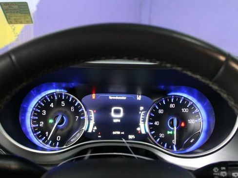 Used 2023 Chrysler Pacifica Touring FWD image 17
