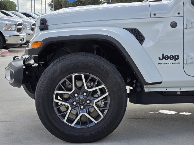 Used 2026 Jeep Wrangler Unlimited Sahara AWD/4WD image 8